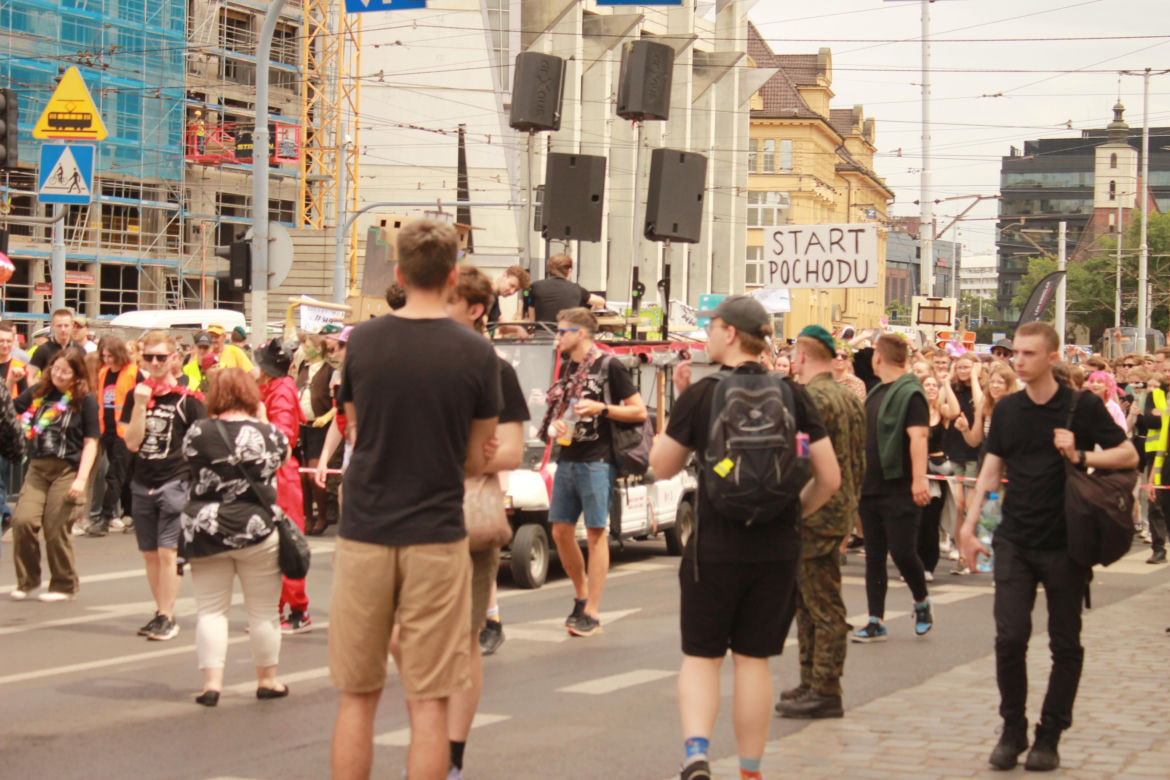 Studenci opanowali Wrocław. Pochód juwenaliowy przeszedł ulicami miasta. Było śpiewająco! [ZDJĘCIA]