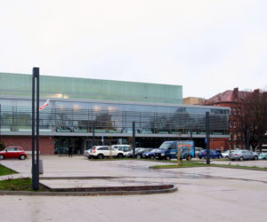 Basen olimpijski Floating Arena - nowoczesna pływalnia ze szkła