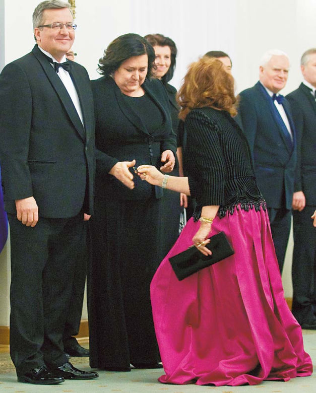 Pierwsza dama rzuca na kolana