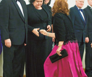 Pierwsza dama rzuca na kolana