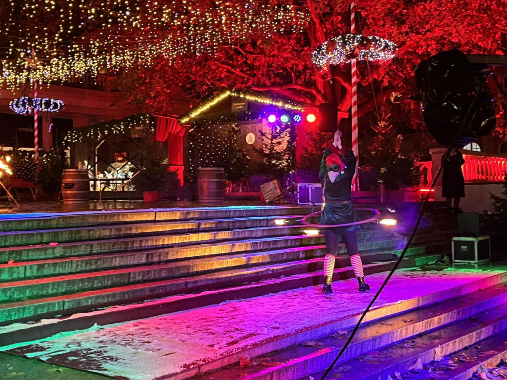 Betlejem Poznańskie 2023. Zimowe Fire Show na placu Wolności w Poznaniu