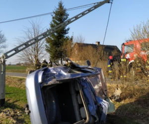 Stoczek. Jedna osoba nie żyje, dwie ranne! Wypadły z Kii Rio, która złamała słup energetyczny [ZDJĘCIA]