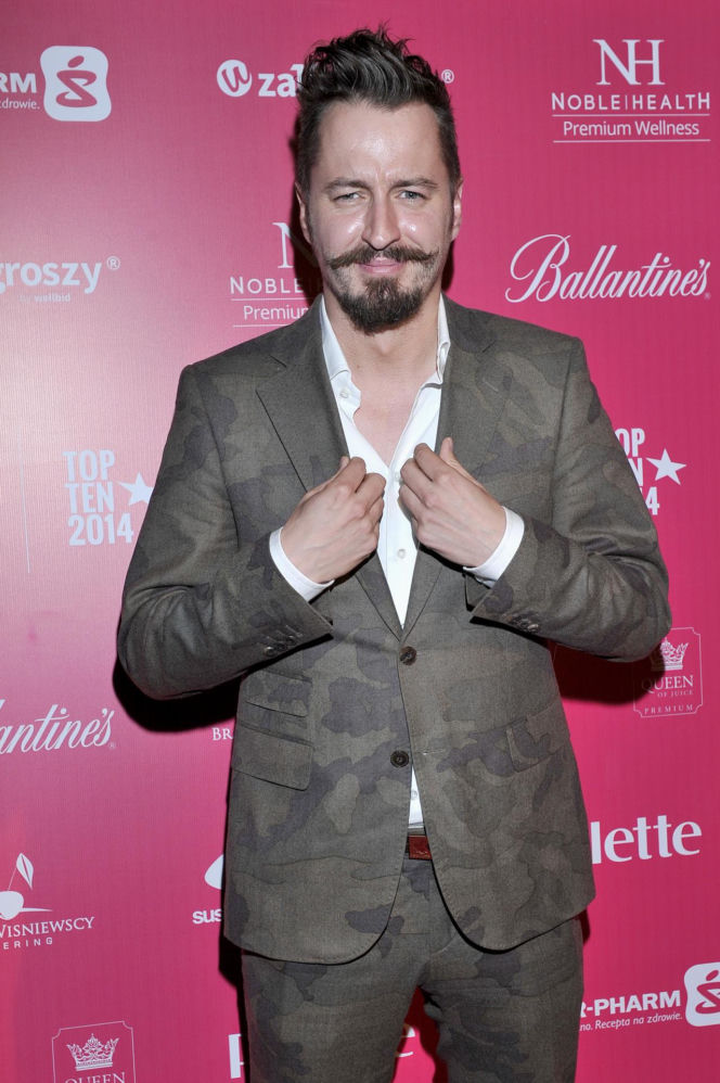 Tak na początku kariery wyglądał Piotr Kędzierski. Dziś trudno go rozpoznać na starych zdjęciach