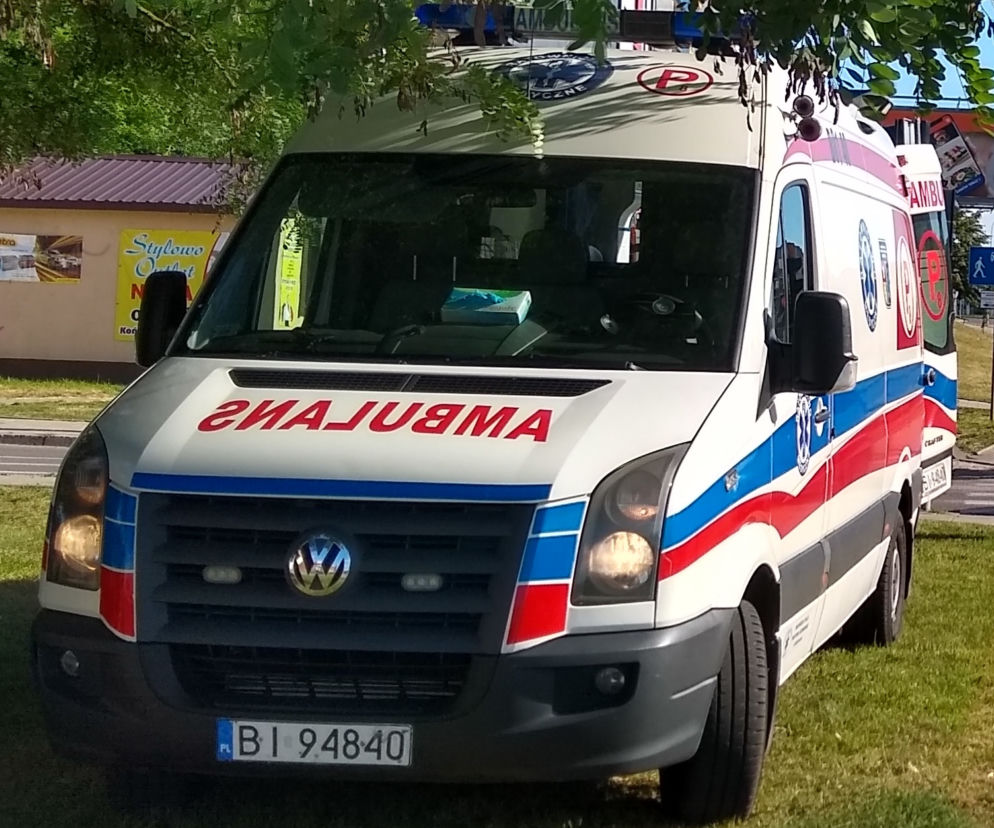 Człowiek nagle upadł na chodnik. Policjanci ruszyli na pomoc. Zdjęcie ilustracyjne