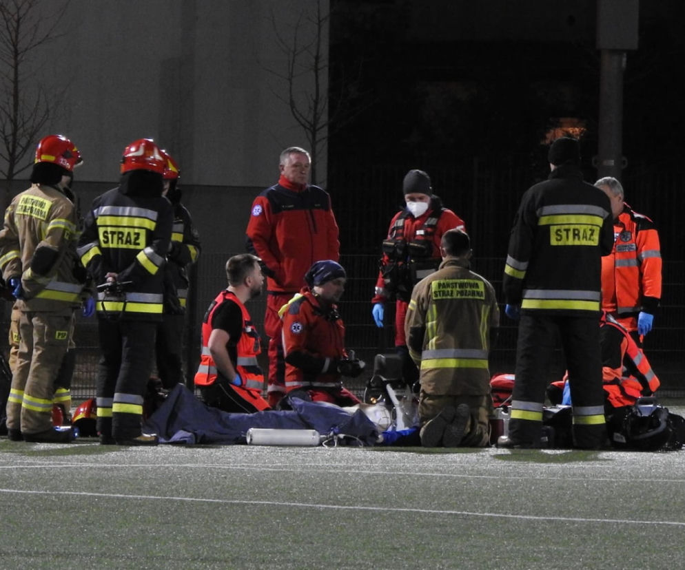 Dramatyczna akcja ratunkowa na boisku. Sanitariusze walczyli o życie mężczyzny 