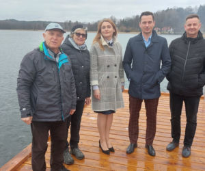 Tomaszkowo. Nowy pomost nad jeziorem Wulpińskim już gotowy! [ZDJĘCIA]