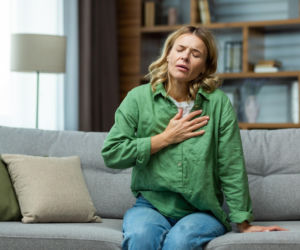 Duszność zimą to nie zawsze przeziębienie. Lekarze ostrzegają przed rzadką chorobą, która niszczy naczynia