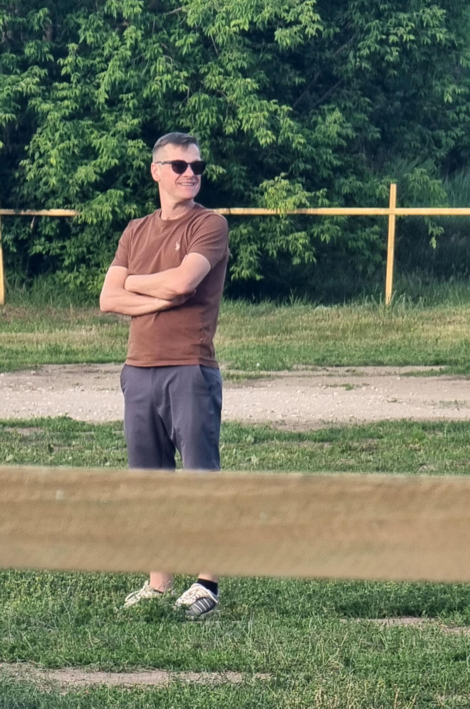 Marcin Mroczek bawi się samolotem