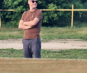 Marcin Mroczek bawi się samolotem