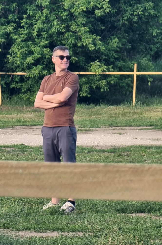 Marcin Mroczek bawi się samolotem