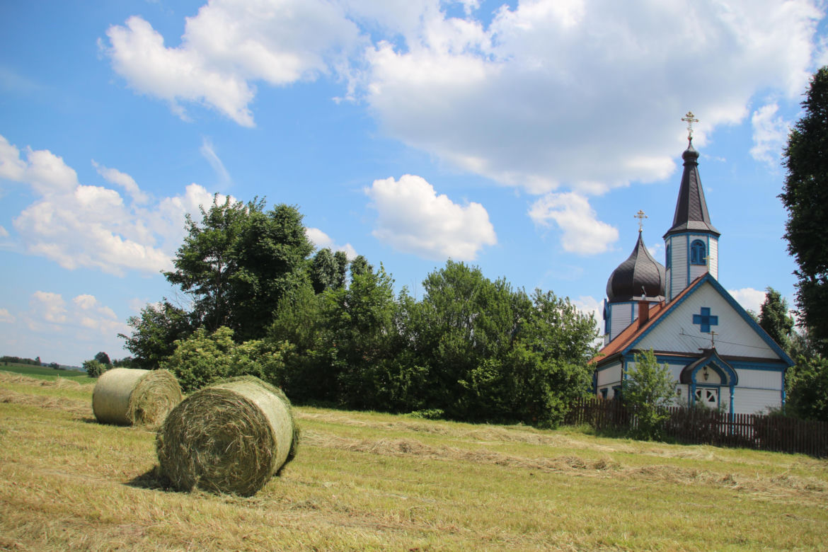 Ta wieś na Mazurach to prawdziwa perła! Poznaj jej niezwykłą historię i zabytki