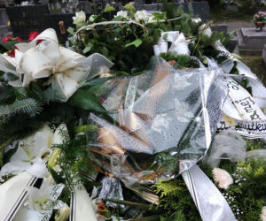 Tragedia w Salisbury. Zamordowane kobiety pochowane w Tarnowie. Grobu nie widać spod kwiatów