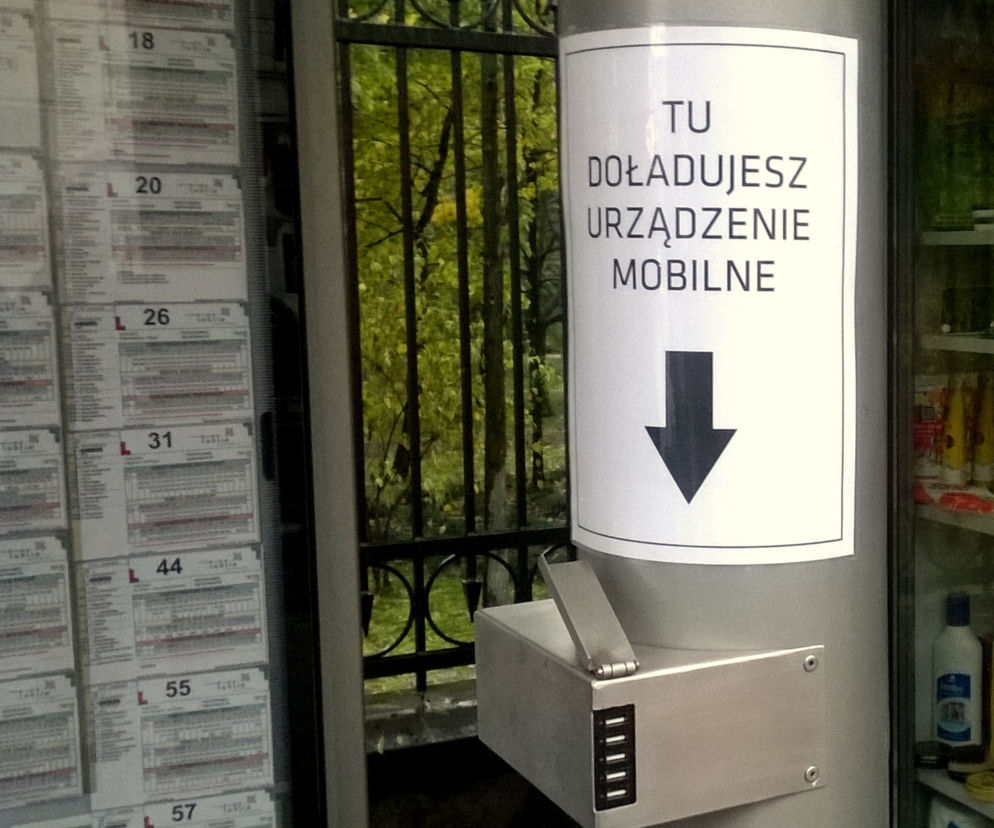 Ładowarka działa na przystanku przy Ogrodzie Saskim