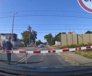 Szokujące wideo. Rodzice z dzieckiem uciekali po torach przed pędzącym pociągiem
