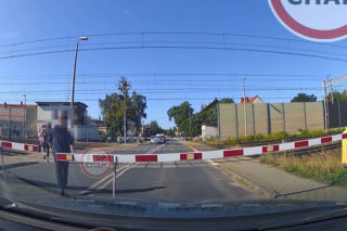 Szokujące wideo. Rodzice z dzieckiem uciekali po torach przed pędzącym pociągiem