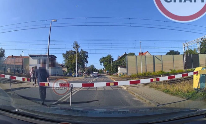 Szokujące wideo. Rodzice z dzieckiem uciekali po torach przed pędzącym pociągiem
