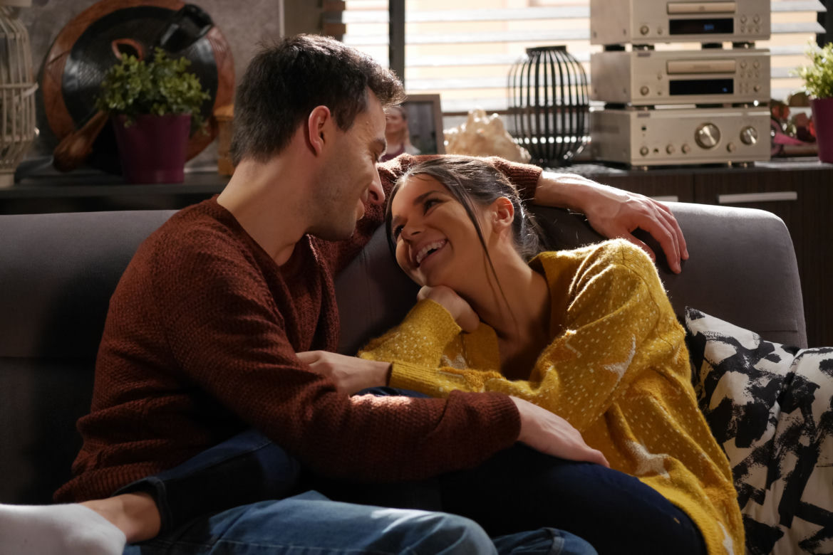 Pierwsza miłość. Mikser (Błażej Michalski), Magda (Karolina Sawka)
