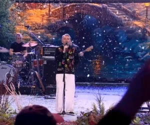 TVN zrobił to jako pierwszy. Badach w świątecznym sweterku otwiera sezon na Mikołaja i choinki