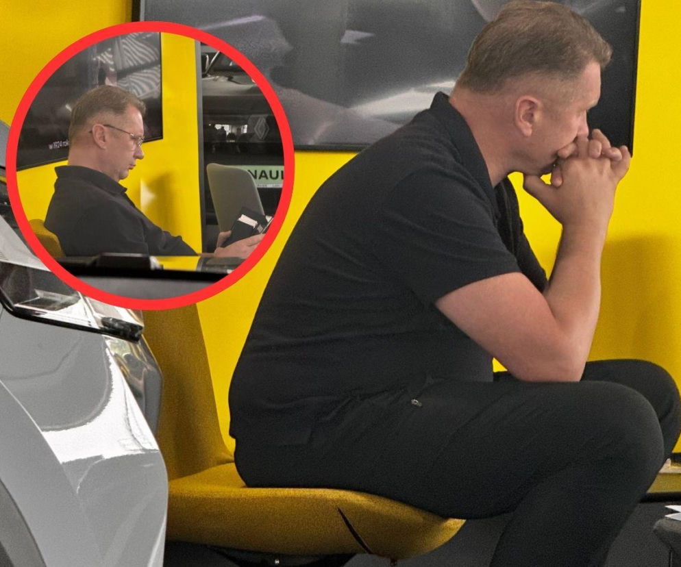 Przemysław Czarnek czeka w serwisie na auto żony. Na miniaturze polityk w okularach. O szczegółach przeczytasz na SE.