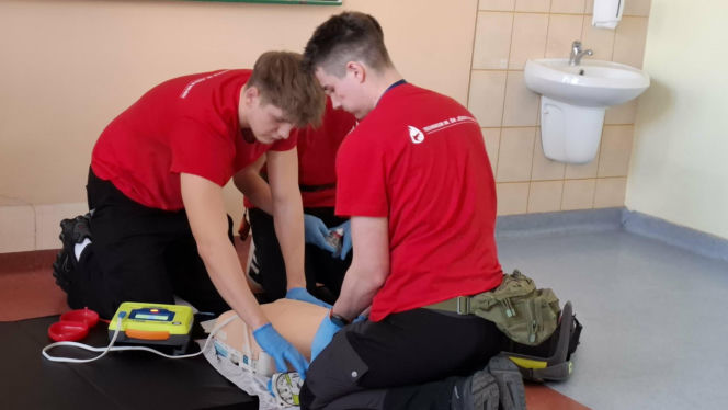 Wiedzą jak ratować! Na Uniwersytecie Kaliskim odbyły się II Mistrzostwa Szkół Ponadpodstawowych w Pierwszej Pomocy