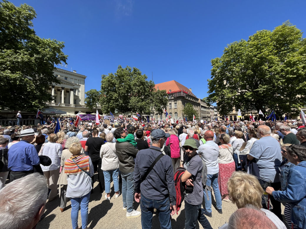 Toast za Wolność w Poznaniu. Tysiące ludzi na placu Wolności