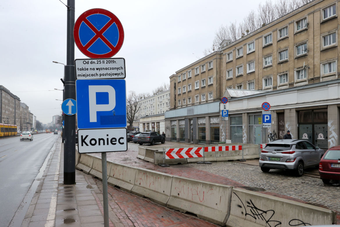 Dziura niezgody w al. Solidarności. Urzędnicy nie mogą się dogadać, kto ma zapłacić za naprawę