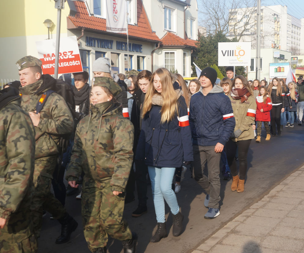 Uroczysty przemarsz licealistów ulicą 11 Listopada