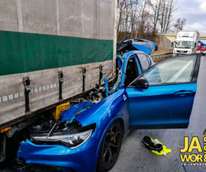 Alfa romeo wbiła się w ciężarówkę. Szokujące wypadek na A4 