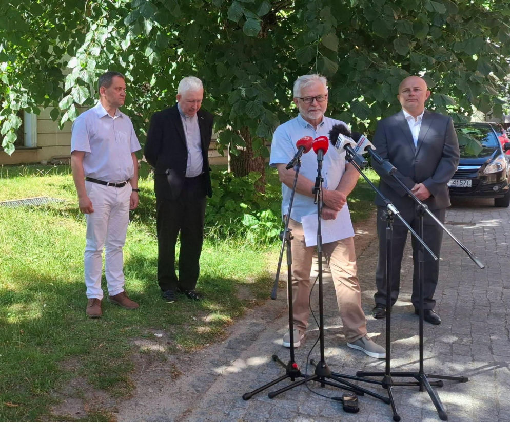 Robert Wasilewski i Bogdan Narloch podczas konferencji prasowej dotyczącej 60. Międzynarodowego Festiwalu „Wokół organów Pomorza”. Obok nich dwaj mężczyźni. Zdjęcie wykonane w słoneczny dzień na świeżym powietrzu. Więcej o festiwalu przeczytasz na naszym portalu.