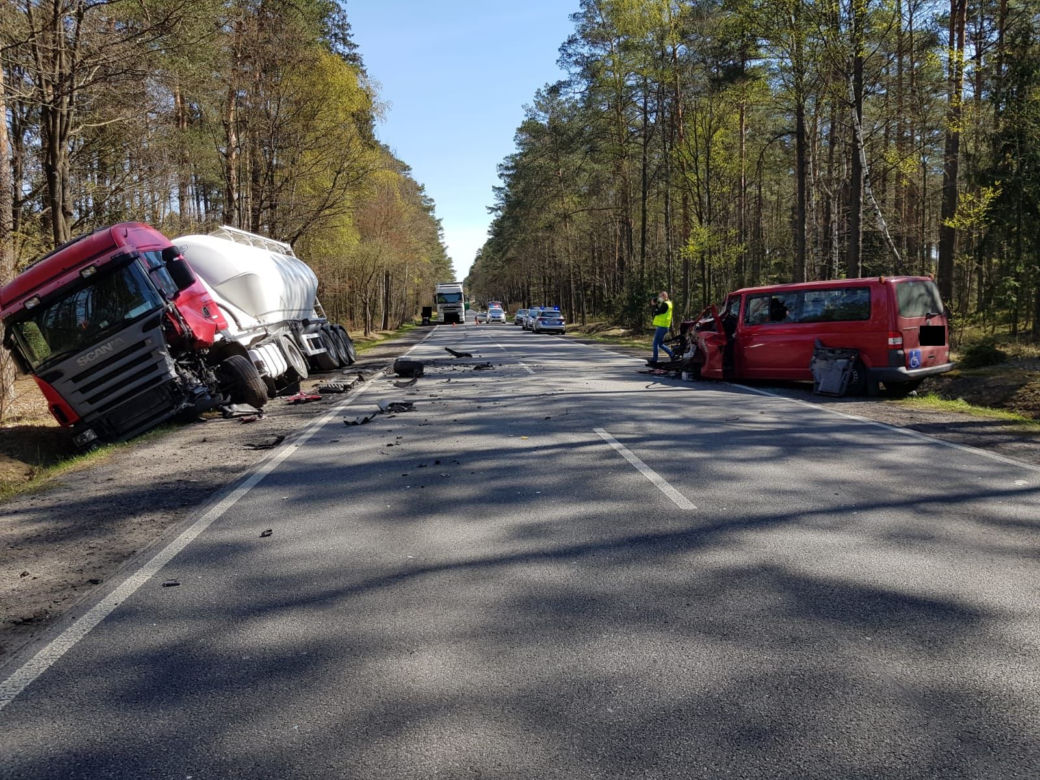 Koszmarny wypadek w Łódzkiem: Senior jechał swoim VW wprost pod pędzącą ciężarówkę!