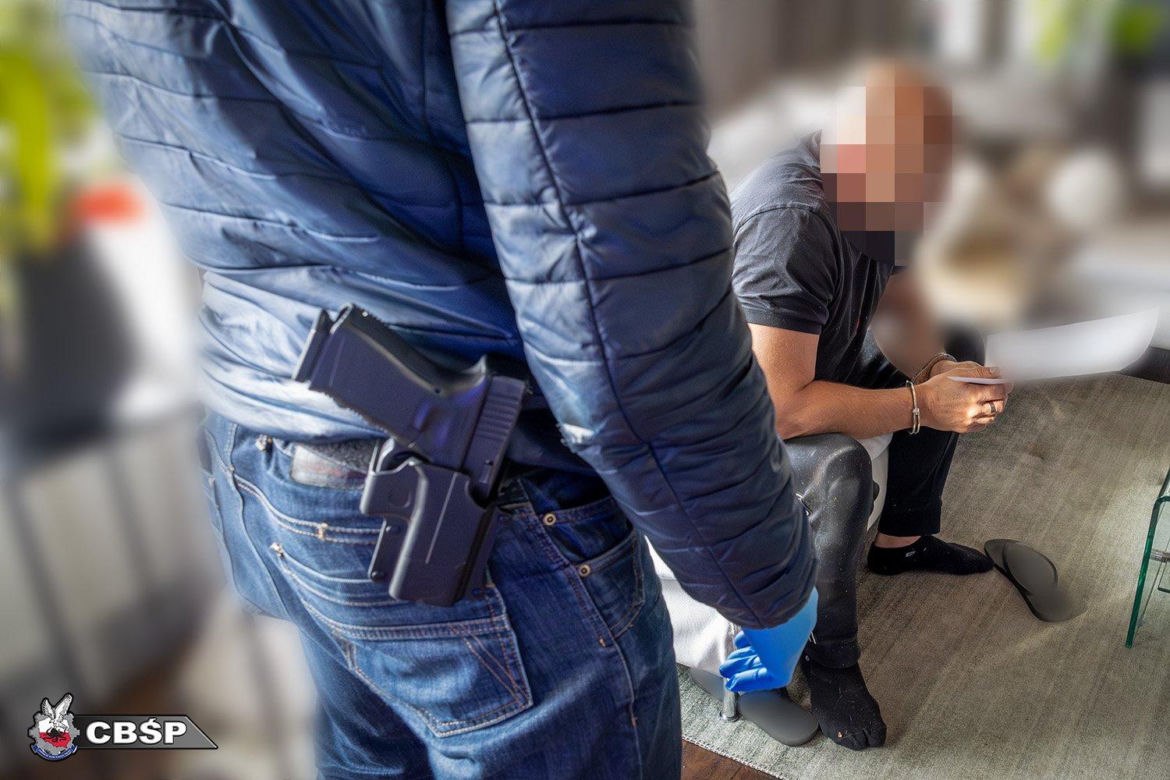 Zatrzymania członków gangu pseudokibiców w Krakowie. Zabezpieczono majątek o wartości 10 mln zł