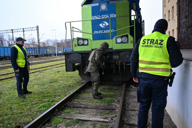 Wojsko patroluje dworzec w Koszalinie
