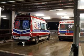 Makabra na DK42. Zablokowana droga w Domaszowicach. Kierowca zakleszczony, w akcji LPR! [OBJAZDY]