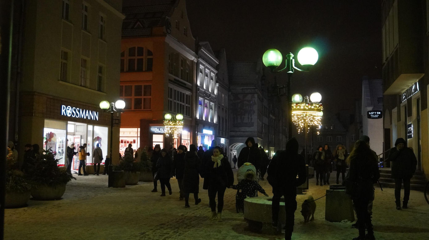Świąteczne iluminacje w Olsztynie zachwycają. Prawdziwą „gwiazdą” jest choinka na starówce [ZDJĘCIA]