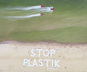 Wielki napis Stop plastik na plaży w Kołobrzegu