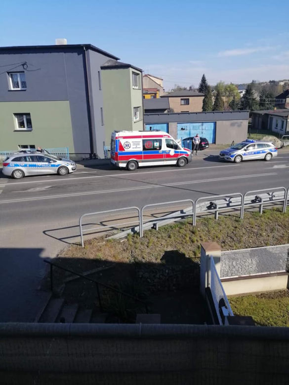 Szok! Na środku ulicy wymachiwał nożami. Policjanci byli bezradni!
