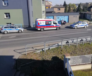 Szok! Na środku ulicy wymachiwał nożami. Policjanci byli bezradni!