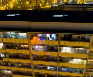 Balkonowe party w czasie epidemii. Oni wiedzą, jak się bawić!