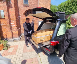 Gryfice. Pogrzeb 18-letniej Magdy. Odświętny ołtarz z trumną, wstrząsające słowa nad grobem [ZDJĘCIA]