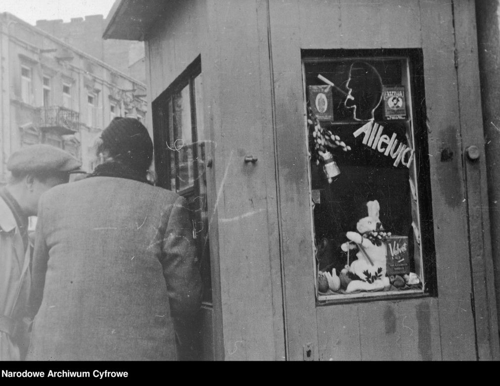 Uliczny kiosk z towarami wielkanocnymi (1948)