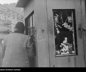 Uliczny kiosk z towarami wielkanocnymi (1948)