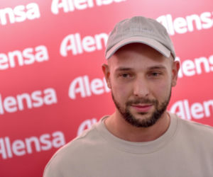 Od męża aktorki do influencera? Maciej Pela robi furorę na imprezie w centrum Warszawy