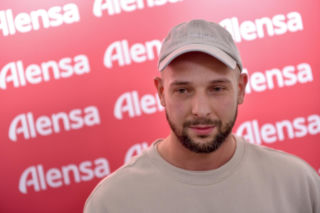 Od męża aktorki do influencera? Maciej Pela robi furorę na imprezie w centrum Warszawy