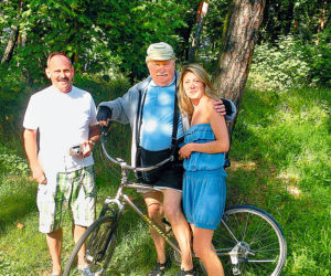 Lech Wałęsa na rowerze