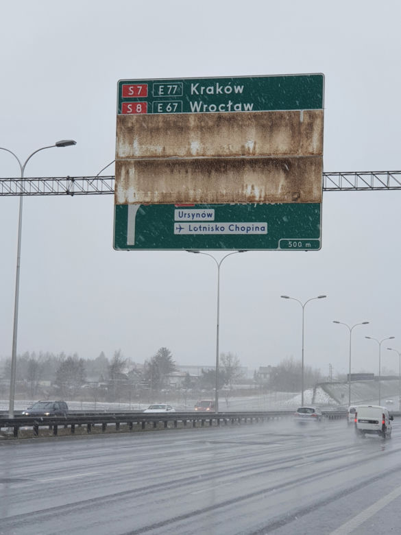 Kuriozalna sytuacja przed zjazdem na POW. Zepsuty znak będzie straszył dwa tygodnie