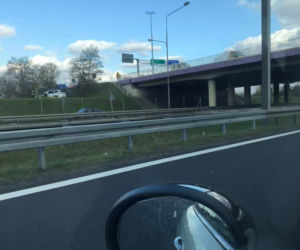 WYPADEK w Katowicach! Dwa samochody SPADŁY ZE SKARPY! 