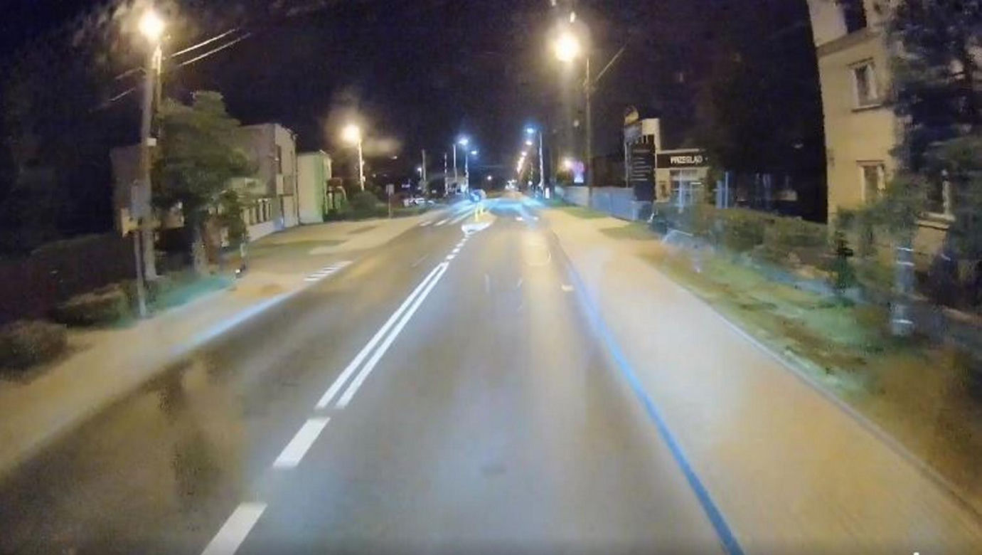 Kierowca autobusu w ostatniej chwili uniknął zderzenia z pociągiem! Szok na przejeździe kolejowym w Płocku [ZDJĘCIA]
