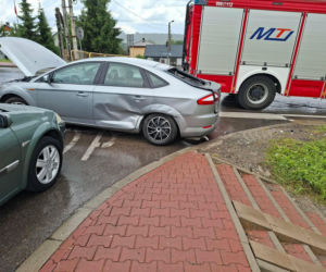Groźna kolizja na DK 42 w Stykowie. Na skrzyżowaniu zderzyły się Ford, DAF i Renault