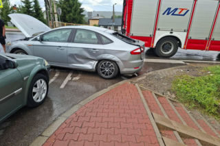 Groźna kolizja na DK 42 w Stykowie. Na skrzyżowaniu zderzyły się Ford, DAF i Renault