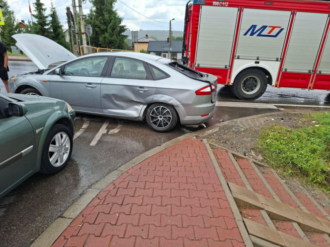 Groźna kolizja na DK 42 w Stykowie. Na skrzyżowaniu zderzyły się Ford, DAF i Renault